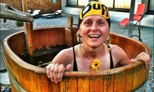 Simone Hüttl nimmt ein kaltes Bad nach einem Rennen.